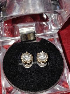 14k white gold earrings with total of 1.7 carats diamond(yellow top)