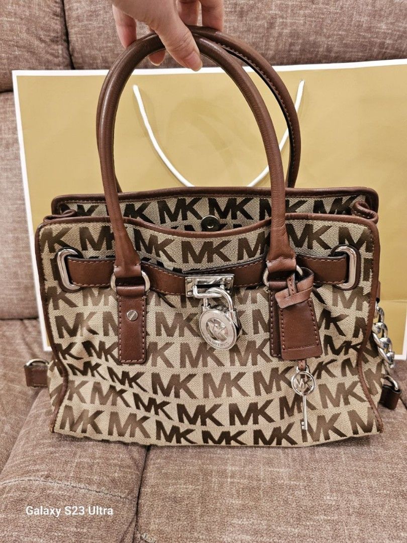 Authentic MK Handbag (Category: Luxury Bags & Wallets) located in Paranaque City. Submitted by preloveditems8888 (Listing ID 1298718991, Image 2). Description: Authentic MK Handbag Bought in US No damages/rubs or issues Pls check photos Pick up via lalamove or grabexpress to be shouldered by the buyer.