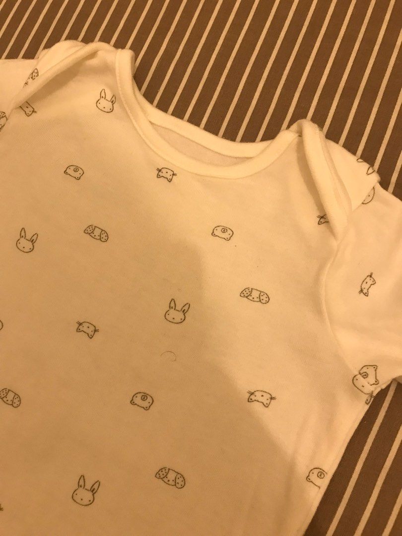 Baby long sleeves (3-6 months old) (Category: Babies & Kids Fashion) located in Las Pinas. Submitted by bentamoko (Listing ID 1298667255, Image 2). Description: Used with care. Flaws, if any, are barely noticeable..