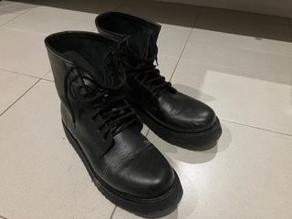 Black winter boots