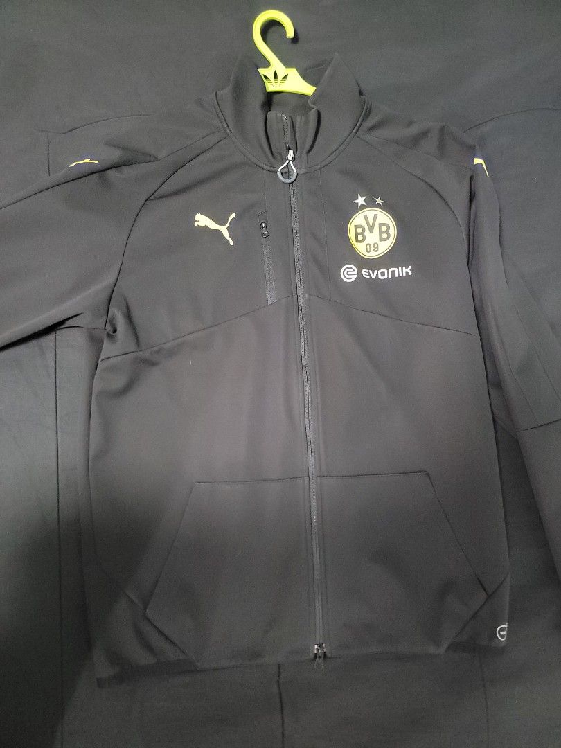 Football Softshell Jacket (Category: Activewear) located in Pasig City. Submitted by marcel012 (Listing ID 1298731935, Image 1). Description: Borussua Dortmund Softshell Jacket Size Large suitable as rain jacket.