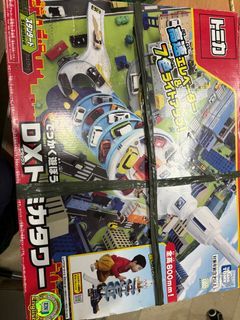 Brand new tomy takara tomica tower buildable toy