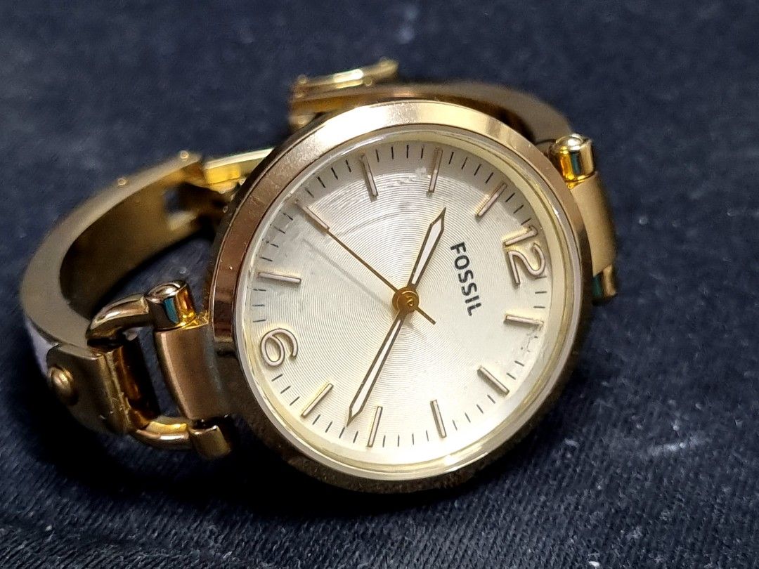 Fossil Ladies Watch (Category: Men's Watches) located in Makati City. Submitted by RedStore (Listing ID 1298643294, Image 1). Description: For Sale only Fossil Ladies Watch Excellent condition Leather Strap Slightly used Newly Installed battery Php 2,400 negotiable grab/lalamove/shipping c/o buyer pickup Makati call/text: 0929 956 0779.