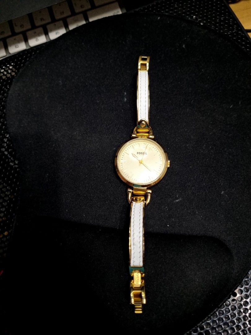 Fossil Ladies Watch (Category: Men's Watches) located in Makati City. Submitted by RedStore (Listing ID 1298643294, Image 2). Description: For Sale only Fossil Ladies Watch Excellent condition Leather Strap Slightly used Newly Installed battery Php 2,400 negotiable grab/lalamove/shipping c/o buyer pickup Makati call/text: 0929 956 0779.