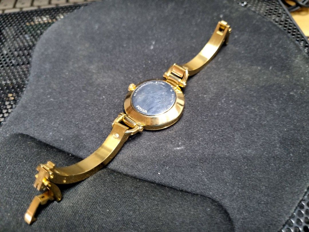 Fossil Ladies Watch (Category: Men's Watches) located in Makati City. Submitted by RedStore (Listing ID 1298643294, Image 3). Description: For Sale only Fossil Ladies Watch Excellent condition Leather Strap Slightly used Newly Installed battery Php 2,400 negotiable grab/lalamove/shipping c/o buyer pickup Makati call/text: 0929 956 0779.