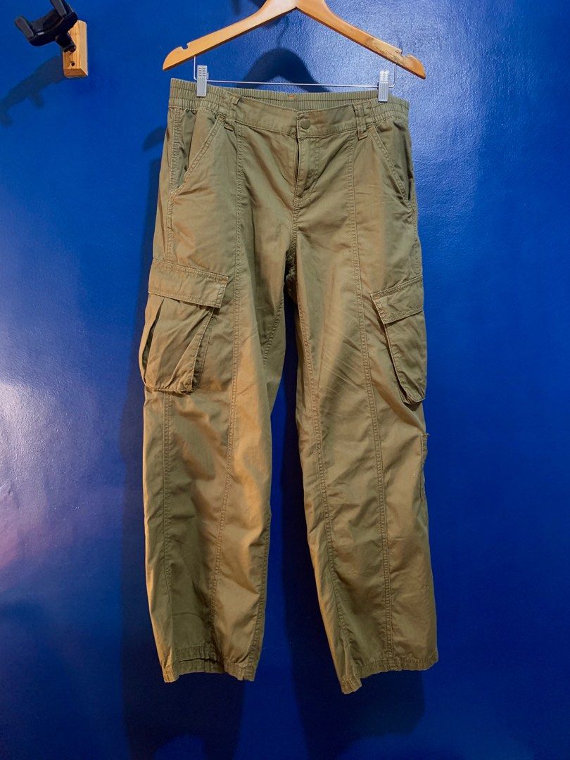 H&M Green Cargo Pants (Category: Trousers) located in Paranaque City. Submitted by closetnifranco (Listing ID 1298684315, Image 1). Description: Not my style anymore (but could be yours 🤝) Also only used once or twice so it’s relatively new. 🔹Issue: None 🔹Quality: 10/10 MEASUREMENTS: * Length: 41” * Thigh: 12.5” * Leg Opening: 9.5” * Waist: 17” - 19.5” (Stretchable) * In-Seam (Waist to Crotch): 10.5” 🔹LOC: Parañaque City 🔹MOP: GCash 🔹COURIE