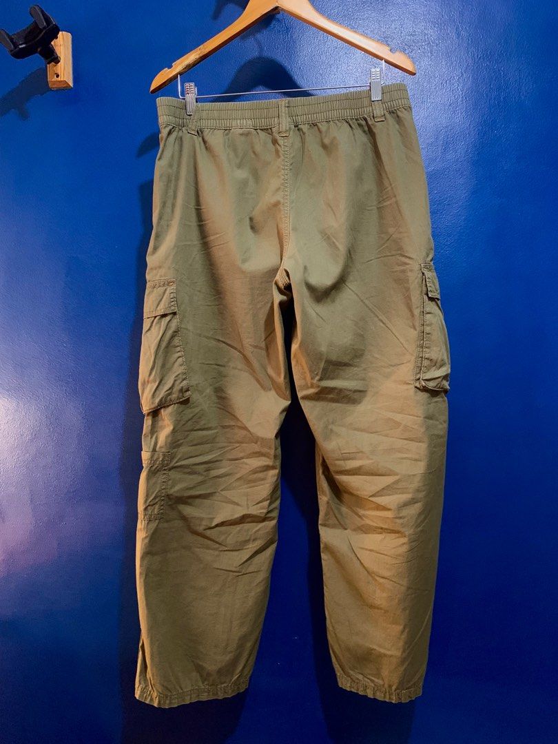 H&M Green Cargo Pants (Category: Trousers) located in Paranaque City. Submitted by closetnifranco (Listing ID 1298684315, Image 2). Description: Not my style anymore (but could be yours 🤝) Also only used once or twice so it’s relatively new. 🔹Issue: None 🔹Quality: 10/10 MEASUREMENTS: * Length: 41” * Thigh: 12.5” * Leg Opening: 9.5” * Waist: 17” - 19.5” (Stretchable) * In-Seam (Waist to Crotch): 10.5” 🔹LOC: Parañaque City 🔹MOP: GCash 🔹COURIE