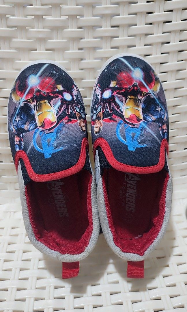Kids Slip on shoes - Marvel design (Category: Babies & Kids Fashion) located in Quezon City. Submitted by thezzzagm (Listing ID 1298776491, Image 1). Description: Kids Slip on shoes - Marvel design ✔️Size: 28 EUR ✔️Price: P300 ✔️RFS: Decluttering (maliit na) ✔️Color: Gray, red, black 📍SM FAIRVIEW.