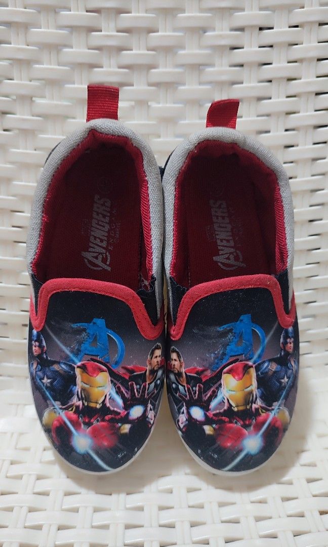 Kids Slip on shoes - Marvel design (Category: Babies & Kids Fashion) located in Quezon City. Submitted by thezzzagm (Listing ID 1298776491, Image 2). Description: Kids Slip on shoes - Marvel design ✔️Size: 28 EUR ✔️Price: P300 ✔️RFS: Decluttering (maliit na) ✔️Color: Gray, red, black 📍SM FAIRVIEW.