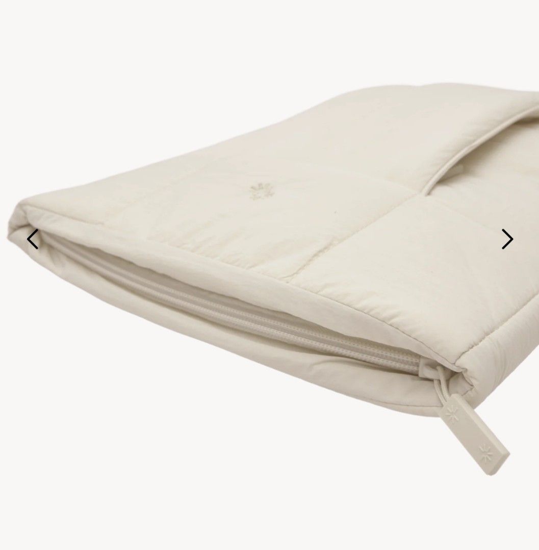 laptop pod (Category: Laptop Bags & Sleeves) located in Quezon City. Submitted by finds_stuff (Listing ID 1298644908, Image 3). Description: Color: coco Can fit 14" laptop comfortably (including 14" Macbook).