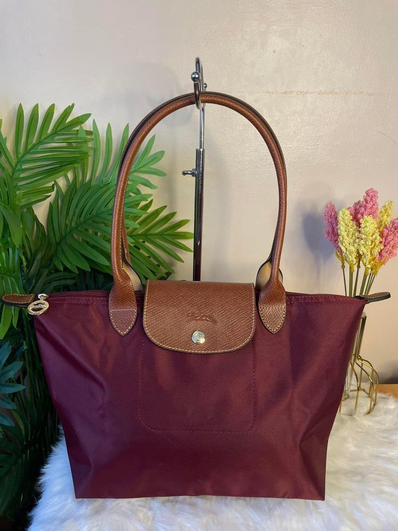 Long champ (Category: Luxury Bags & Wallets) located in Lipa City. Submitted by thyra06 (Listing ID 1298642843, Image 1). Description: Auth long champ long handle good as new Medium size pwede sa masilanj.