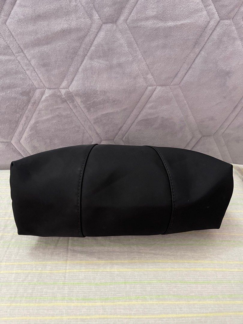 Longcham (Category: Bags & Wallets) located in Ampang. Submitted by makciks (Listing ID 1298725347, Image 3). Description: Shoulder bags width : 20cm Material : Nylon.