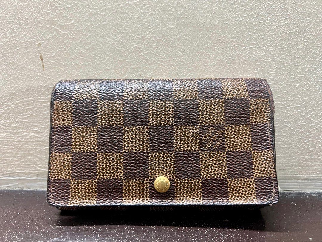 LV Damier Tresor Wallet (Category: Luxury Bags & Wallets) located in Manila. Submitted by roarkmontag (Listing ID 1298712790, Image 1). Description: Pre-loved. Bought from a reputable seller online for personal use. Japan sourced. RFS: not for me 😅 just realized I need a bigger wallet 7/10 condition See pics for flaws, but really not noticable when using Zipper working smoothly Another honest issue: medyo naglo-lose lang yung lock/kapit ng front