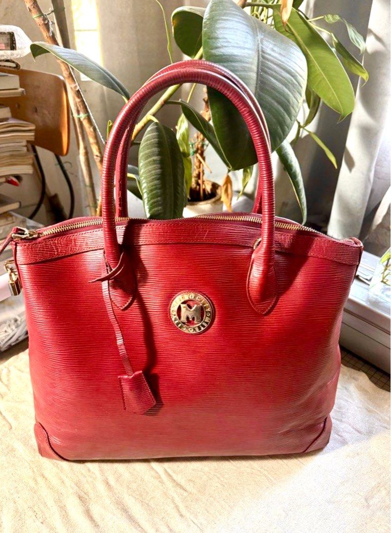Metrocity two way bag (Category: Luxury Bags & Wallets) located in Muntinlupa City. Submitted by felma31 (Listing ID 1298510780, Image 1). Description: Preowned metrocity two way bag with lock and key Genuine leather 9/10 condition Maroon Size medium.