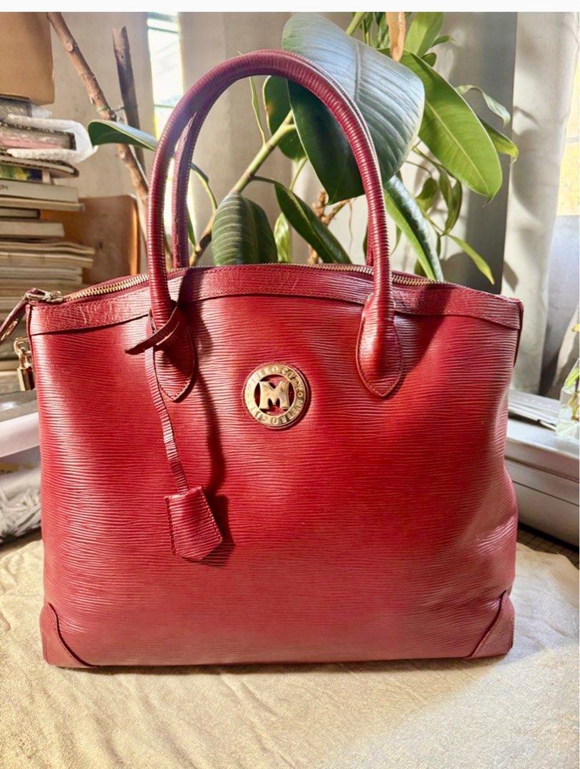 Metrocity two way bag (Category: Luxury Bags & Wallets) located in Muntinlupa City. Submitted by felma31 (Listing ID 1298510780, Image 2). Description: Preowned metrocity two way bag with lock and key Genuine leather 9/10 condition Maroon Size medium.