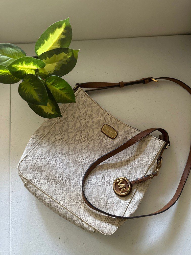 Authentic Michael Kors Jet Set sling bag (Category: Luxury Bags & Wallets) located in Bacoor. Submitted by rafaellas_closet (Listing ID 1298671690, Image 1). Description: ‼️DECLUTTERING PERSONAL PRE LOVED ‼️ 📌Has minor flaws due to storage 📌No available dustbag 📌Open for meet up in nearby areas 📌Can DM me for more detailed photo .