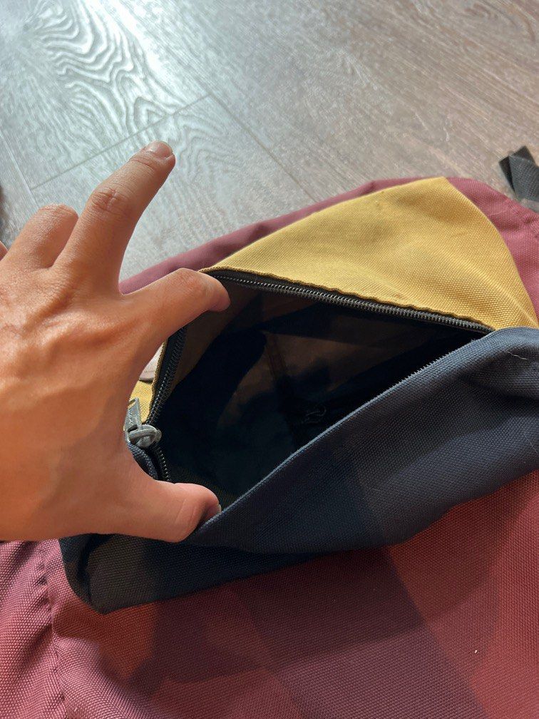 Vans backpack (Category: Backpacks) located in Singapore. Submitted by swimforall (Listing ID 1298632567, Image 3). Description: Vans backpack.