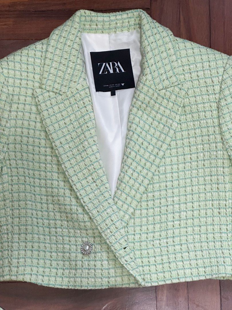 Zara Tweed Cropped Blazer (Category: Coats, Jackets and Outerwear) located in Quezon City. Submitted by steph_21 (Listing ID 1298644226, Image 2). Description: Brand new Unused Flaws: 1 missing button.
