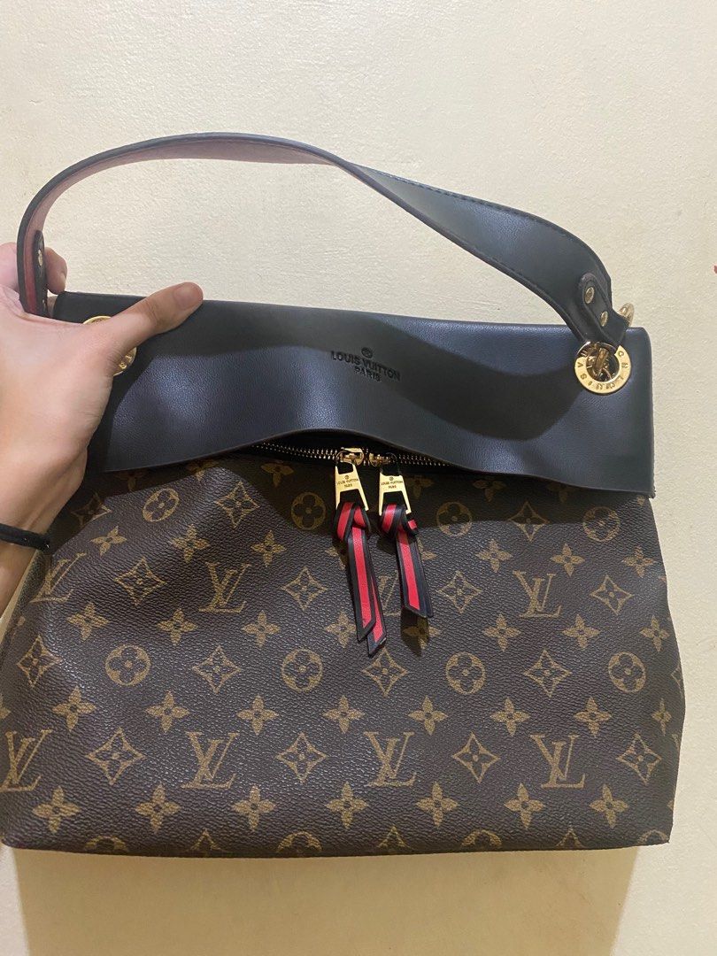 Louis Vuitton bag (2 way) (Category: Luxury Bags & Wallets) located in Quezon City. Submitted by ___rainbow___ (Listing ID 1298908307, Image 1). Description: Issue: see last pic ✅ leather type ✅ mabigat ❗️not authentic upon checking, but mabigat and nice yung leather Rfs: need cash, legit maganda to sa personal! Paayos niyo nalang.