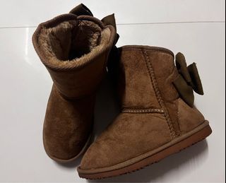 Brown winter boots with bowtie