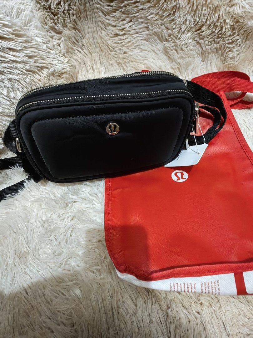 Camera crossbody bag (Category: Cross-body Bags) located in Quezon City. Submitted by finds_stuff (Listing ID 1298950679, Image 2). Description: Bought in Canada Material: nylon.
