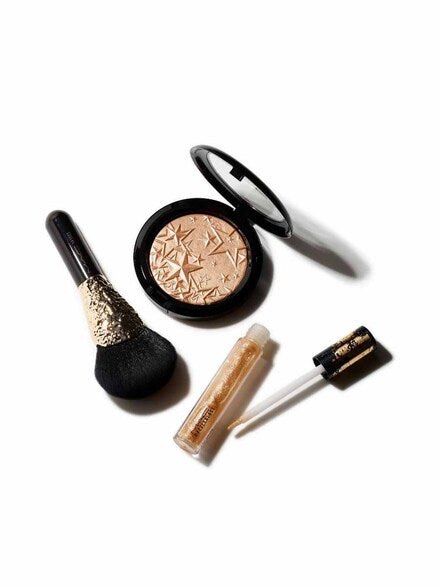 MAC Sprinkle of Shine Kit: Gold (Category: Makeup) located in Makati City. Submitted by blissfulfindsph (Listing ID 1298908446, Image 1). Description: MAC Sprinkle of Shine Kit: Gold Contains: 1 brush 1 Dazzleglass 1 Extra Dimension Skin Finish (Whisper of Gilt) Cosmetic pouch ₱1500.