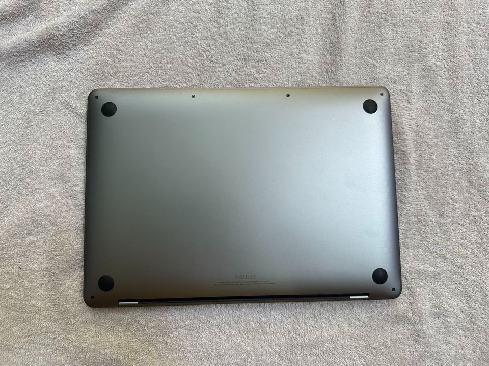 MacBook Pro M1 2020 13-inches (Category: Laptops & Notebooks) located in Caloocan City. Submitted by joshmanph (Listing ID 1298905151, Image 3). Description: MacBook Pro M1 2020 13-inches Apple M1 CHip 8GB-RaM 512GB-Storage 87% Battery Capacity (Packages) * Original Charger * No history Repair * No Hidden issue * Good Condition * All Parts is working * Smooth Open for lalamove, sagot ni buyer shipping fee. RS: Hindi na nagagamit kasi may isa pang