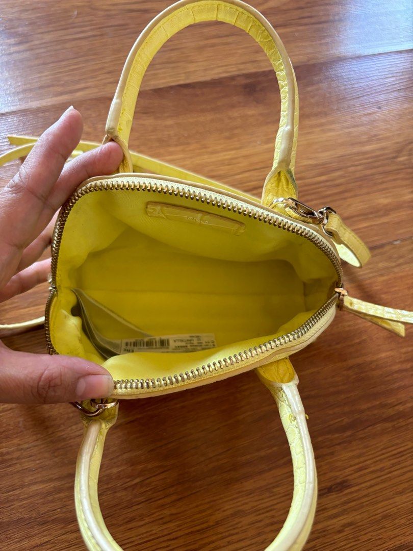 Mango Mini Bag (Category: Cross-body Bags) located in Cavite. Submitted by mojacky (Listing ID 1298842943, Image 2). Description: Mini Bag, removable strap Croc effect Size: 18x0.6x19 cm.