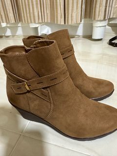 Naturalizer brown ankle boots