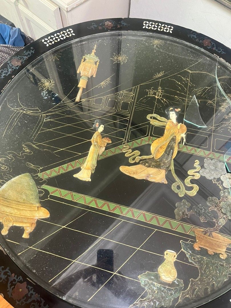 Round table (Category: Other Home Furniture) located in Singapore. Submitted by yf.spongebob (Listing ID 1298825405, Image 3). Description: need to arrange ur own transport.