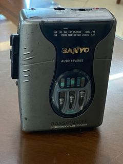 SANYO CASSETTE PORTABLE PLAYER - Walkman Style AM/FM Working Motor Working but need to replace Belt Vintage - preowned / not Sony