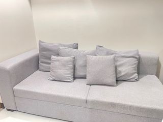 Spacious couch or sofa with 5 free pillows