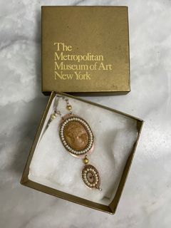 LAST PRICE ! THE METROPOLITAN MUSEUM OF ART Brooch Necklace on mother of pearl