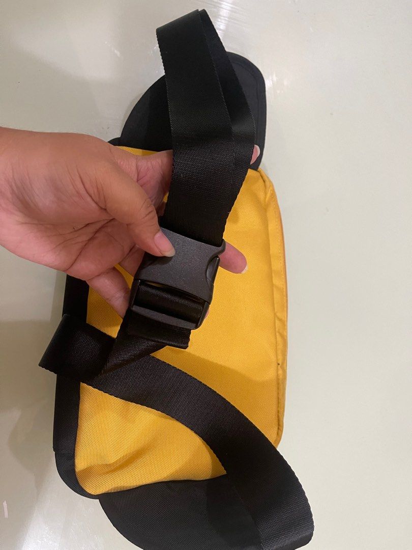 Tommy belt bag/body bag (Category: Sling Bags) located in Las Pinas. Submitted by katecjaaa (Listing ID 1298904933, Image 3). Description: good as new only worn once ata clean and no issue .