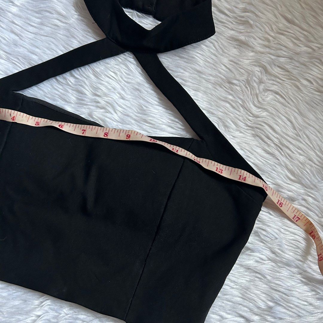 Valleygirl Choker Croptop (Category: Sleeveless) located in Imus. Submitted by _luxclassix (Listing ID 1298884408, Image 3). Description: Size: Medium (10) Padded Last photo for inspo MOP: Gcash & BDO Shipping via: J&T Express starts at 75 Lalamove.
