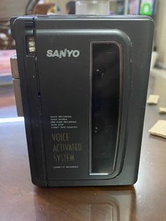 Vintage Sanyo M1118 Compact Cassette Recorder Voice Activated System DEFECTIVE NOT WORKING FOR PARTS not Sony Walkman