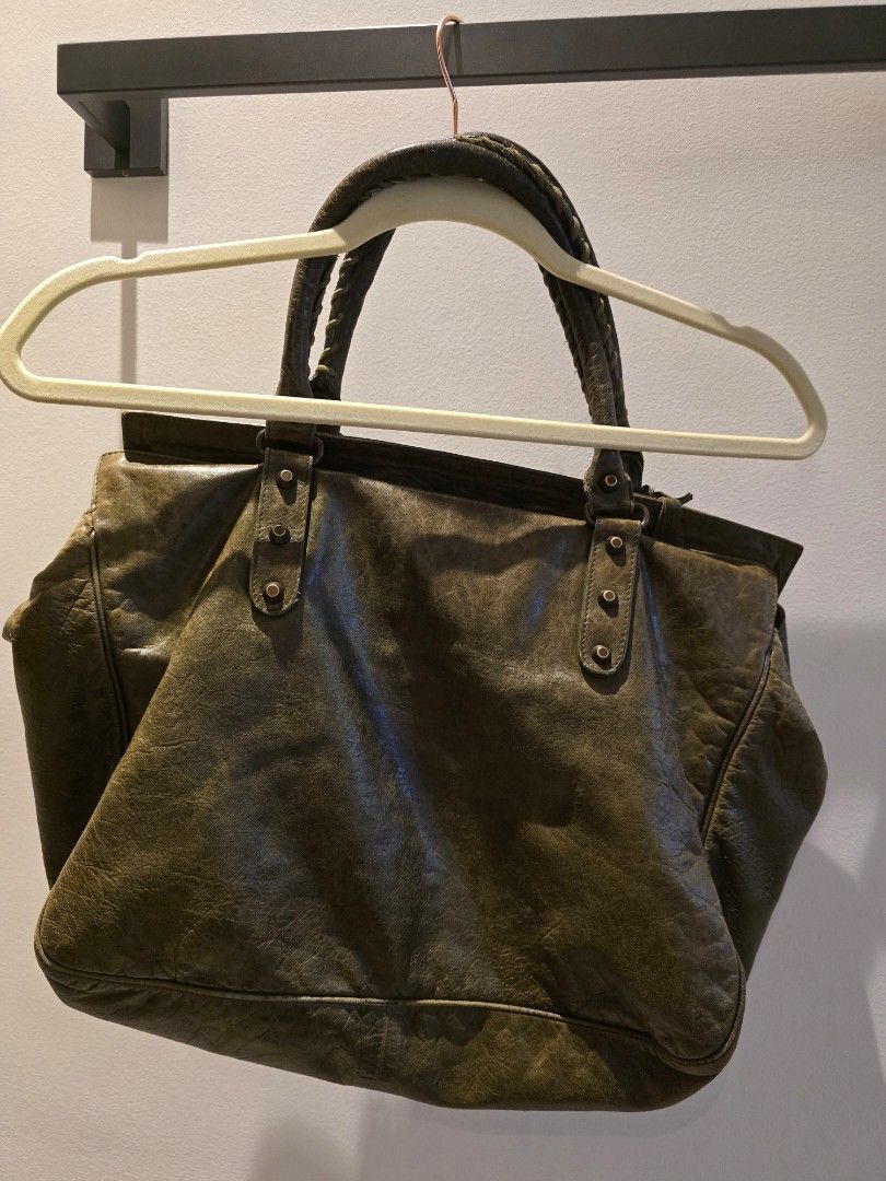 Balenciaga Bag (Category: Luxury Bags & Wallets) located in Muntinlupa City. Submitted by shesellsbuy (Listing ID 1299037197, Image 3). Description: .