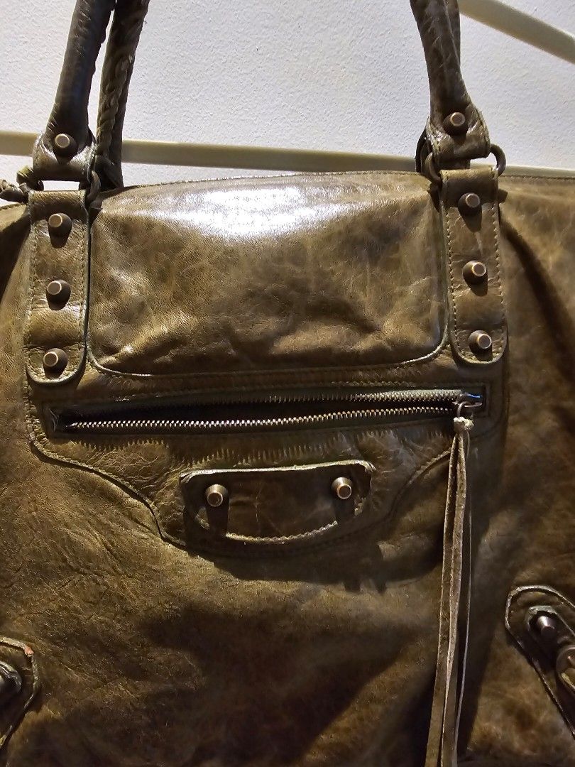 Balenciaga Bag (Category: Luxury Bags & Wallets) located in Muntinlupa City. Submitted by shesellsbuy (Listing ID 1299037197, Image 2). Description: .