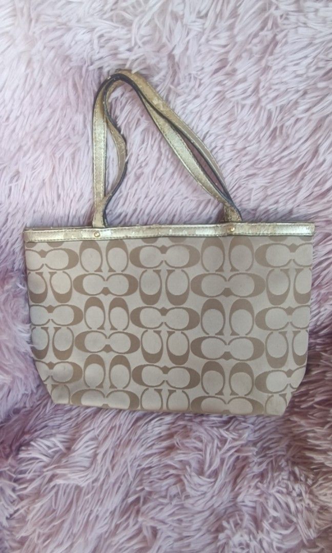Coach Mini Tote (Category: Luxury Bags & Wallets) located in Taguig. Submitted by wear.us.ph (Listing ID 1299107309, Image 3). Description: bakbak see pics preloved fr Japan.