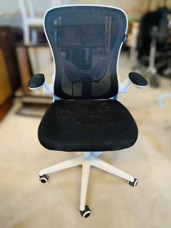 Ergonomic arm chair