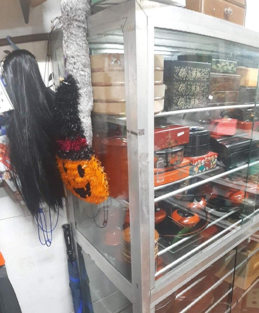 Glass stante (Category: Everything Else Others) located in Manila. Submitted by aiceeyu1299074 (Listing ID 1299104710, Image 3). Description: big glass display kabinet bussiness display glass cabinet makapal ang glass may gulong pick up only.