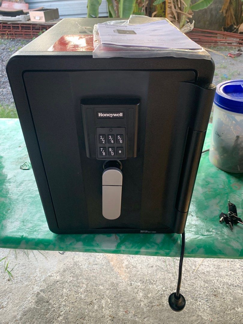 Honeywell waterproof Safe (Category: Safe) located in Santa Maria. Submitted by gabo.h (Listing ID 1299028051, Image 2). Description: Waterproof Fire safe Override access keys (2keys only) Removable shelf Shelf clips Sta maria bulacan location Puede manila meetup Lalamove buyers expense.