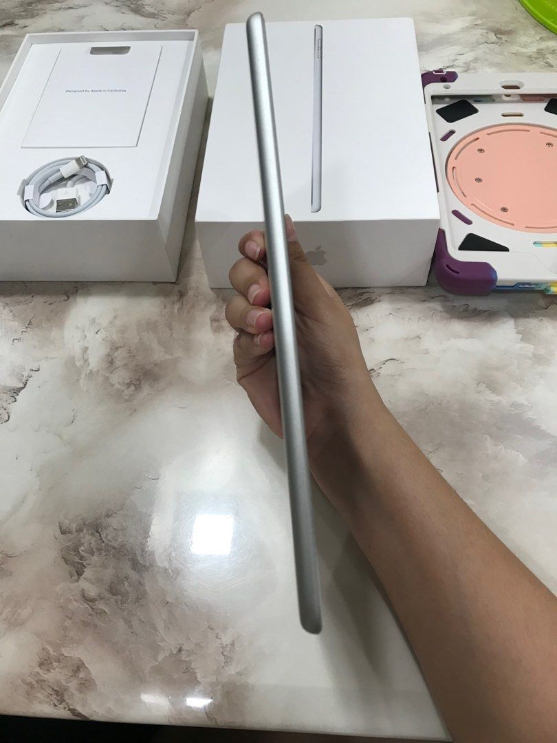 iPad mini 5 64gb (Category: iPad) located in Pasig City. Submitted by mariel595 (Listing ID 1299059825, Image 3). Description: iPad mini 5 64gb in good condition, works perfectly fine and no issues at all. with box and unused lightning cable with installed tempered glass and casing.