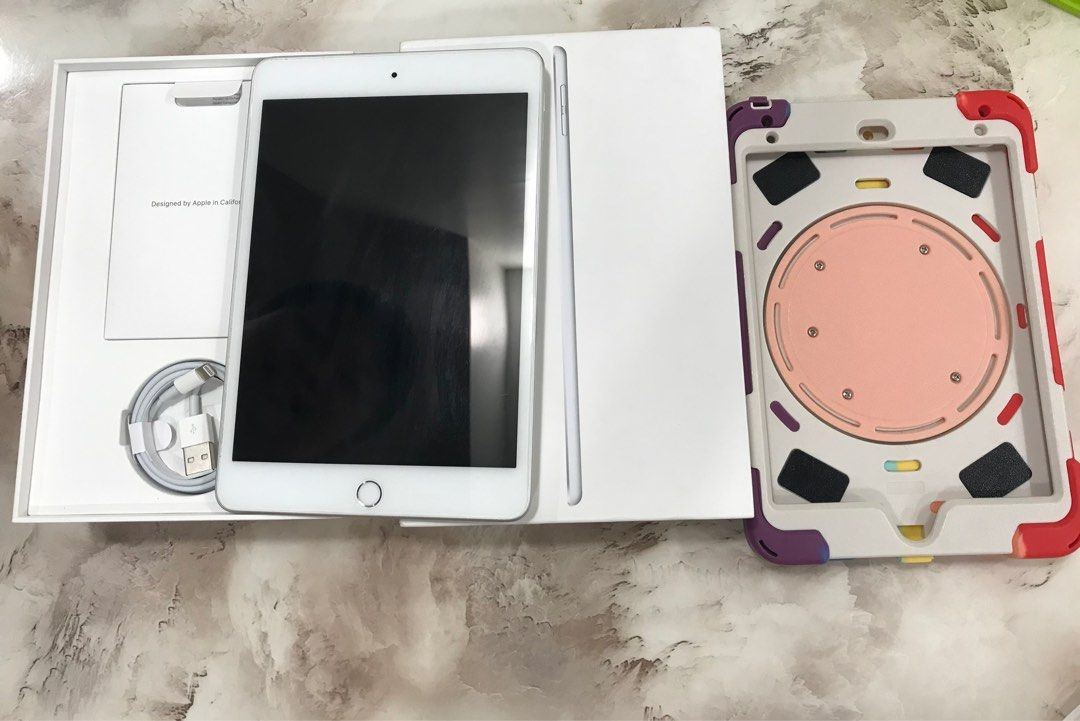 iPad mini 5 64gb (Category: iPad) located in Pasig City. Submitted by mariel595 (Listing ID 1299059825, Image 1). Description: iPad mini 5 64gb in good condition, works perfectly fine and no issues at all. with box and unused lightning cable with installed tempered glass and casing.