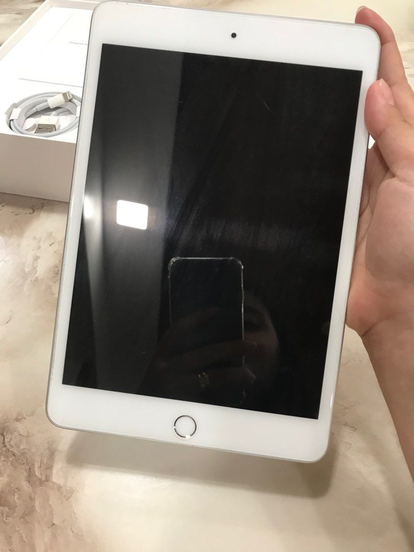 iPad mini 5 64gb (Category: iPad) located in Pasig City. Submitted by mariel595 (Listing ID 1299059825, Image 2). Description: iPad mini 5 64gb in good condition, works perfectly fine and no issues at all. with box and unused lightning cable with installed tempered glass and casing.