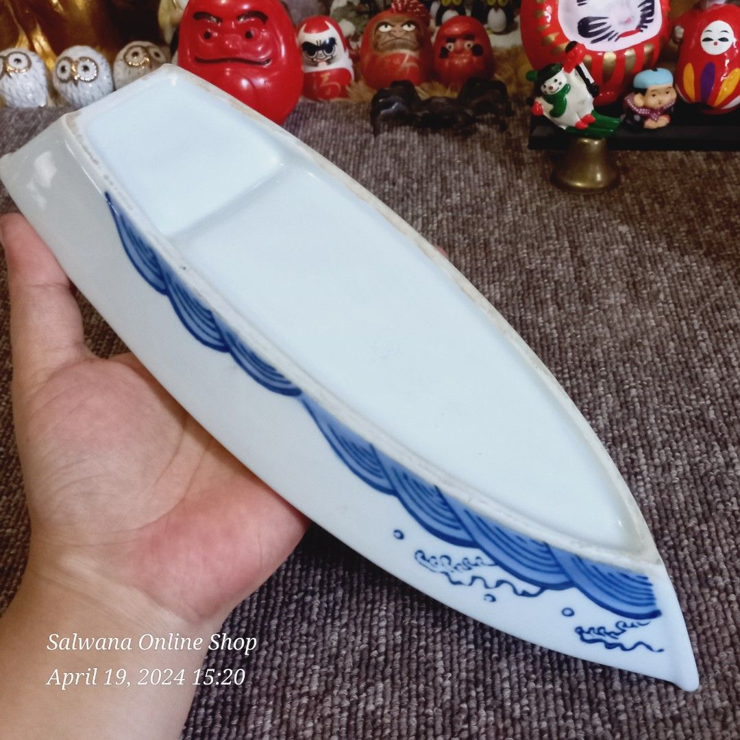 JAPANESE BOAT SUSHI PLATE (Category: Dinnerware & Cutlery) located in Mabalacat. Submitted by salwanaonlineshop (Listing ID 1299014189, Image 3). Description: JAPANESE BOAT SUSHI PLATE 🇯🇵 Lightly Used 🇯🇵 Makinis, sa likod lang may signs of usage 🇯🇵 Makapal, Babasagin 🇯🇵 No issue 🇯🇵 ₱180 only 🛒 Follow us on S.H.O.P.E.E / L.A.Z.A.D.A : "SALWANA ONLINE SHOP" 📍Loc: Mabalacat, Pampanga.
