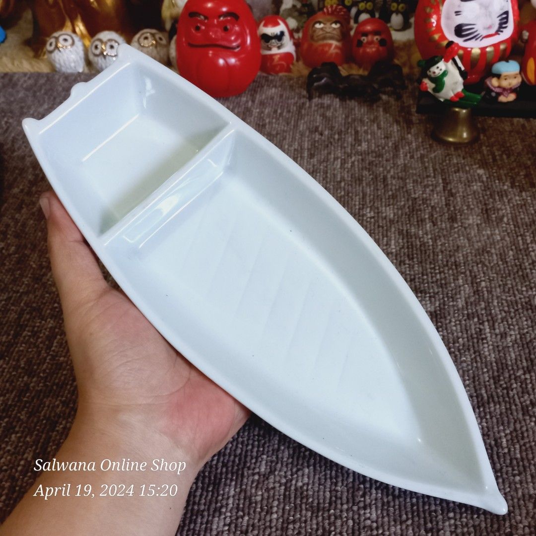 JAPANESE BOAT SUSHI PLATE (Category: Dinnerware & Cutlery) located in Mabalacat. Submitted by salwanaonlineshop (Listing ID 1299014189, Image 2). Description: JAPANESE BOAT SUSHI PLATE 🇯🇵 Lightly Used 🇯🇵 Makinis, sa likod lang may signs of usage 🇯🇵 Makapal, Babasagin 🇯🇵 No issue 🇯🇵 ₱180 only 🛒 Follow us on S.H.O.P.E.E / L.A.Z.A.D.A : "SALWANA ONLINE SHOP" 📍Loc: Mabalacat, Pampanga.