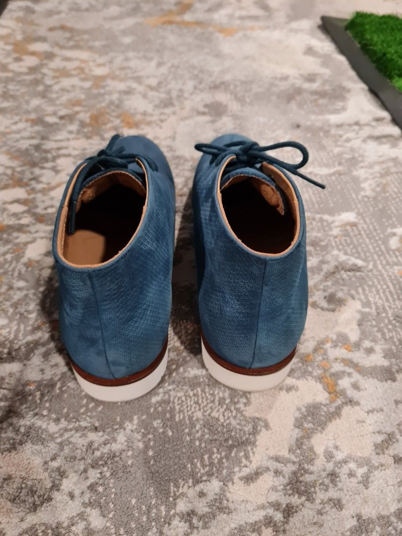Lacoste Navy Blue Ankle Boots (Category: Casual Shoes) located in Quezon City. Submitted by ricac. (Listing ID 1299051316, Image 2). Description: Lacoste Navy Blue Ankle Boots US 8.5 UK 7.5.