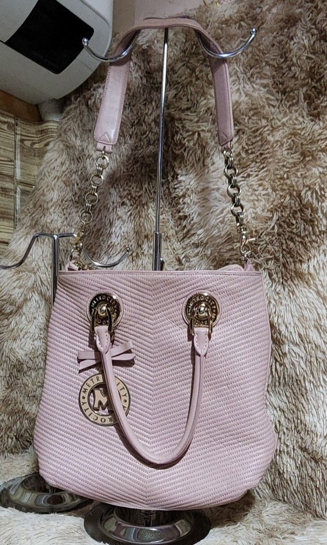 Original Metrocity handbag n shoulder bag (Category: Luxury Bags & Wallets) located in Quezon City. Submitted by geillen3 (Listing ID 1290693479, Image 1). Description: Original Metrocity Handbag n Shoulder bag Clean inside No foul odor Napakaganda nya Light pink in color Please see actual pictures for more item details Please contact me thru call/sms or chat 09088203289 Payment first before shipping the item/s. Gcash or Bdo .
