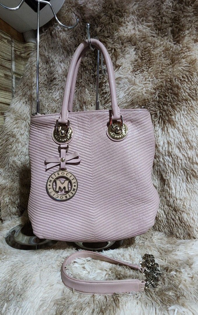 Original Metrocity handbag n shoulder bag (Category: Luxury Bags & Wallets) located in Quezon City. Submitted by geillen3 (Listing ID 1290693479, Image 2). Description: Original Metrocity Handbag n Shoulder bag Clean inside No foul odor Napakaganda nya Light pink in color Please see actual pictures for more item details Please contact me thru call/sms or chat 09088203289 Payment first before shipping the item/s. Gcash or Bdo .